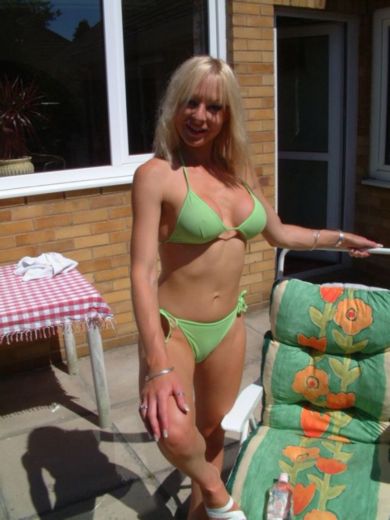 Sexy mature blonde babe strips out of her bikini